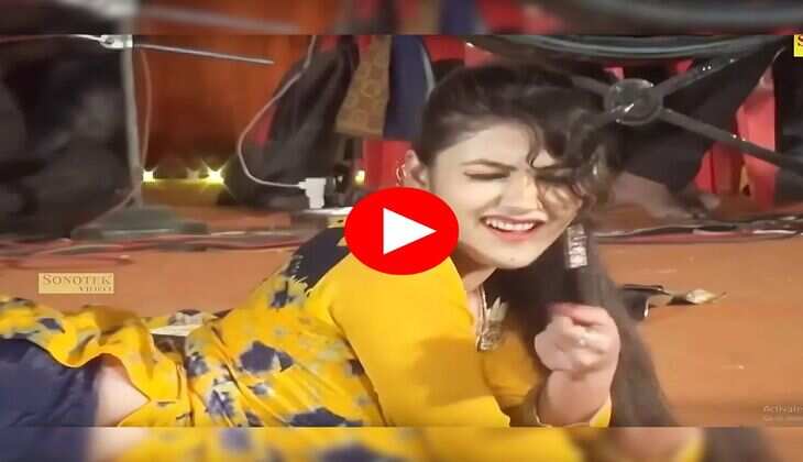 Gori Nagori Dance : गोरी नागोरी ने स्टेज पर मटकाया हैव्वी फीगर, फैंस को बोली- फोटू ले