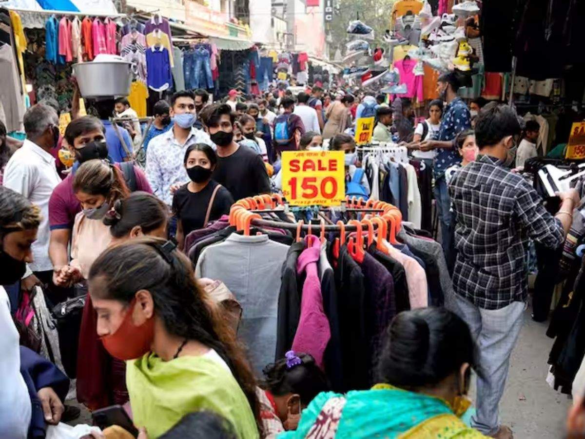 ये है Delhi की सबसे बड़ी मार्केट, 150 से 200 रुपये में खरीद लेंगे डेर सारे कपड़े