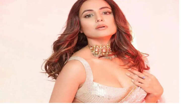 Hina Khan ने शेयर की अपनी सेक्सी तस्वीरें, फैंस देख हुए पागल