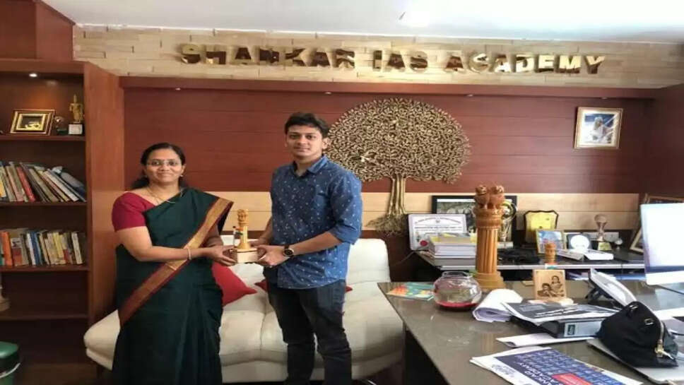 IAS Rishabh Success Story : दो बार फेल हाने पर भी IAS बन गया ये युवा&nbsp;