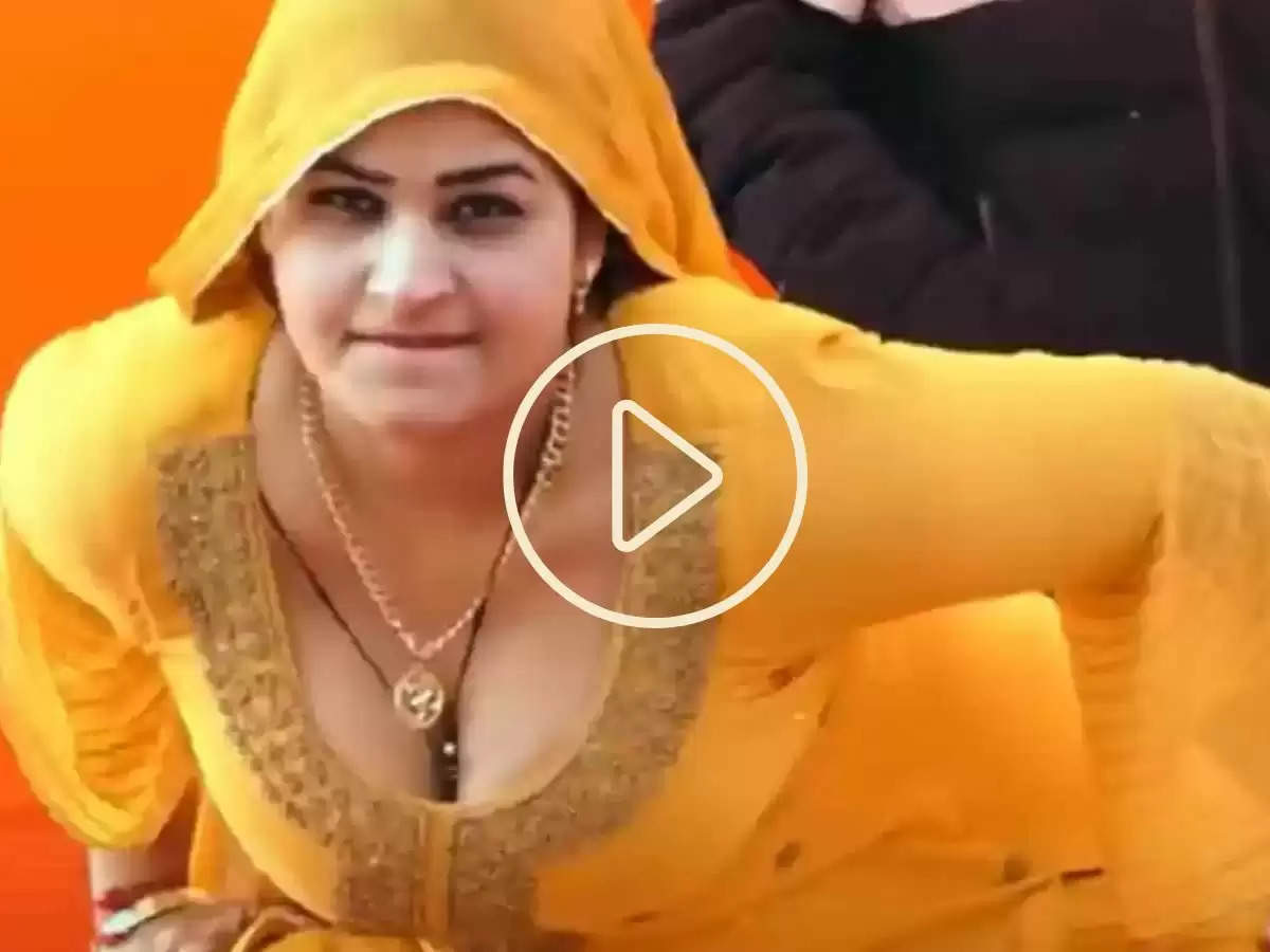 Gori Nagori Dance Video :गोरी नागोरी ने स्टेज पर बिखेरी अपनी हॉट जवानी के जलवे, फैंस हुए दीवाने