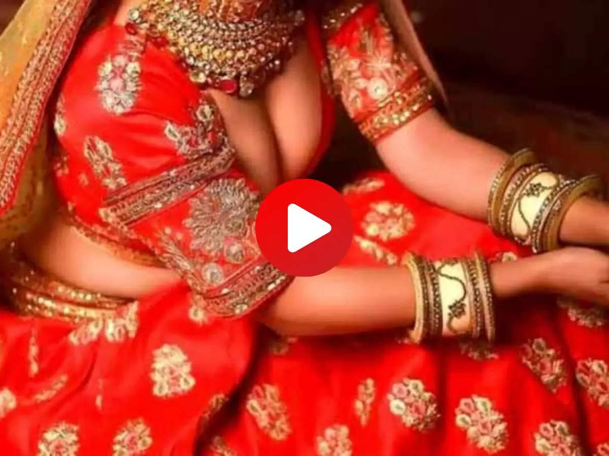 Dulha Dulhan Videos: दुल्हन मंडप में ही दूल्हे के साथ करने लगी ये काम, देख मेहमान हुए हैरान