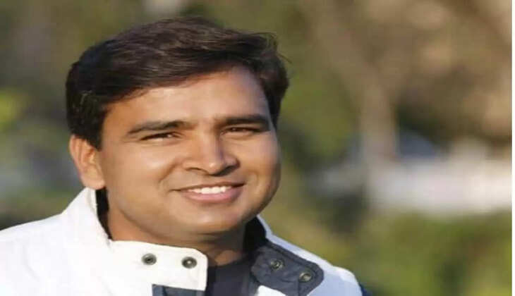 स्कूल में चटाई पर बैठकर पढ़ाई करने वाला लड़का बन गया IAS, घर में नही था रोटी का भी जुगाड़