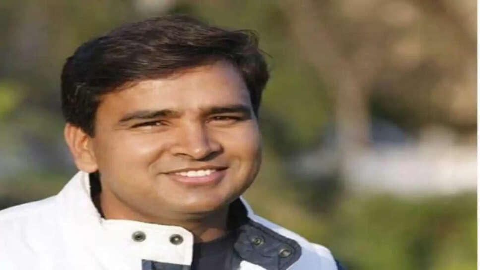 स्कूल में चटाई पर बैठकर पढ़ाई करने वाला लड़का बन गया IAS, घर में नही था रोटी का भी जुगाड़