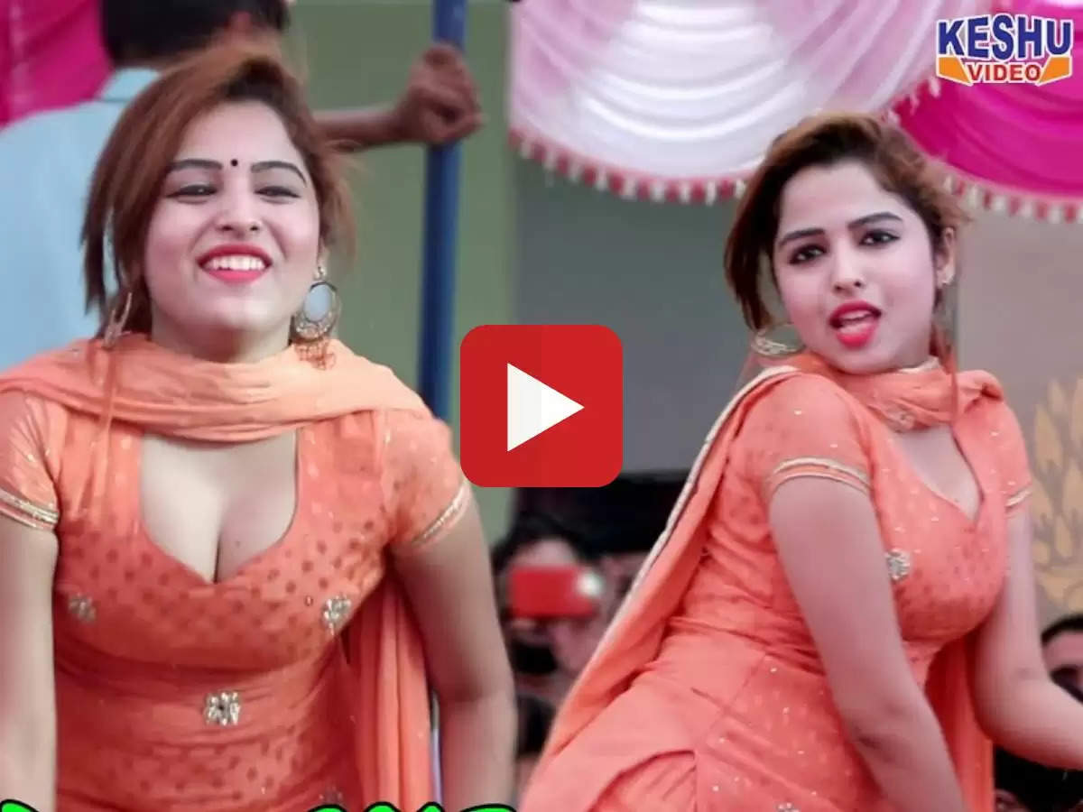 Haryanvi Dancer  स्टेज पर डांस के दौरान मुस्कान बेबी ने ताऊ को दी फ्लाई Kiss, झूमने लगें फैंस