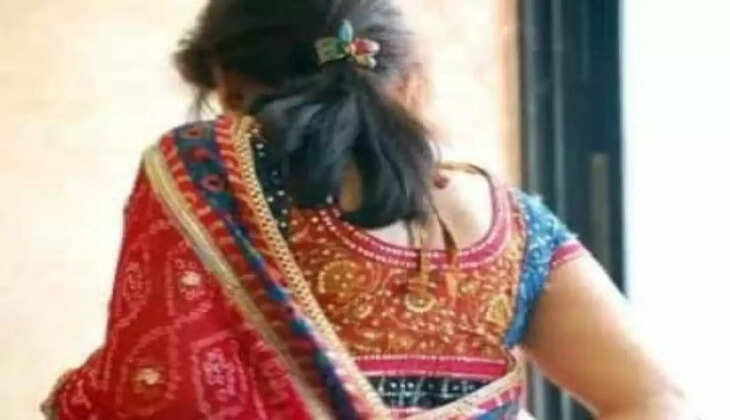 Extramarital Affair : जवान युवक की गोद में थी पत्नी, ऊपर से आ गया पति