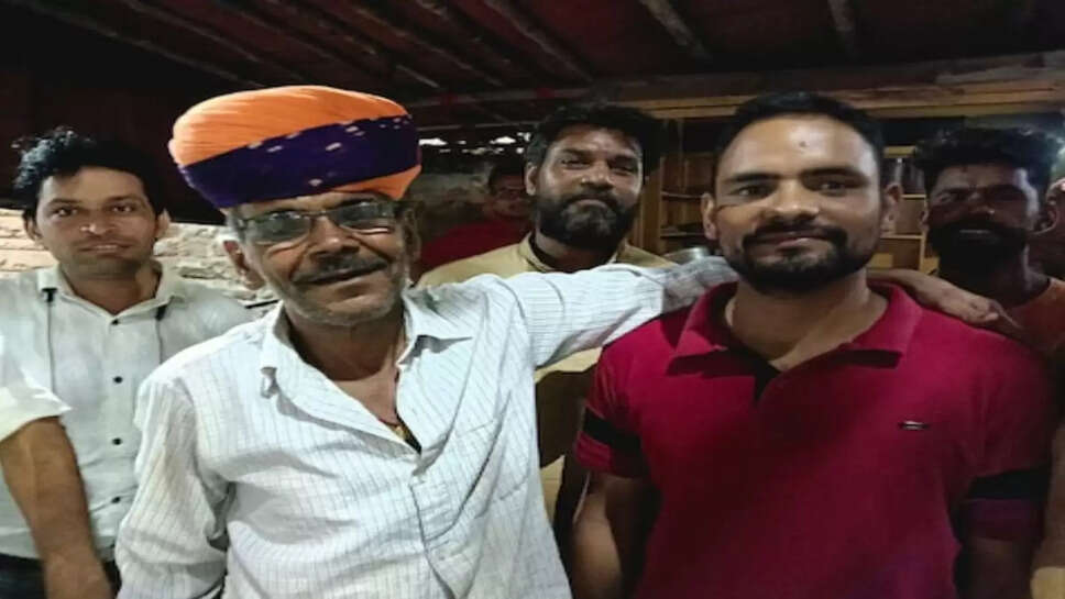 गार्ड की नौकरी और ढाबे की पढ़ाई, अब जाकर सफलता की सीढ़ी चढ़ा मुकेश&nbsp;