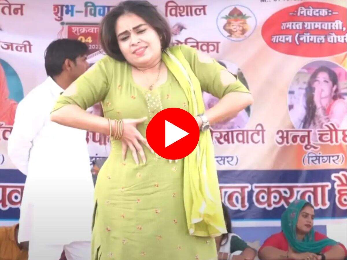 RC Upadhyay Dance : आरसी उपाध्याय ने स्टेज पर किए प्यारे भरे इशारे, देख बूढ़े भी करने लगे डांस
