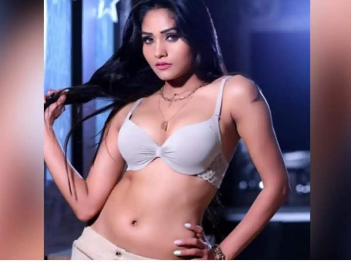 Bhojhpuri Actress श्वेता शर्मा ने Bra-pants पहन पानी में लगाई आग,  फ्लॉन्ट किया टोन्ड 