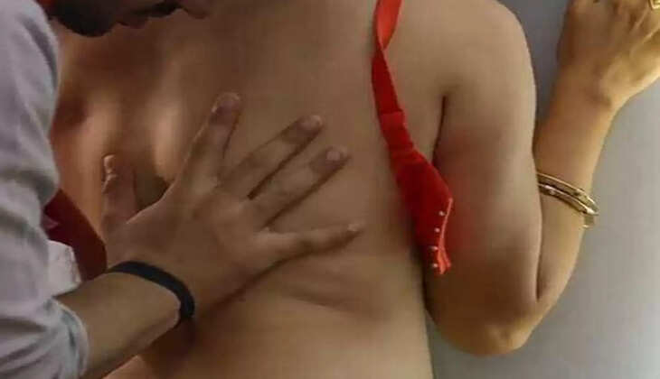 Affair: पति नहीं था घर, पत्नी पड़ोस के यंग लड़के के साथ फरमा रही थी इश्क, घरवालों को लग गई भनक