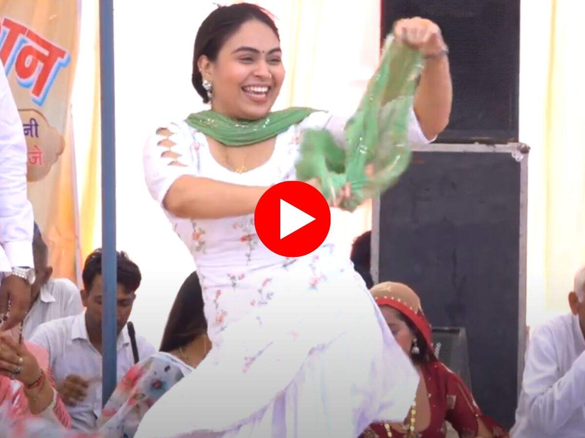 RC Upadhyay Dance : पतला दुपट्‌टा सरकाया ना करो पर आरसी उपाध्याय ने हला दी स्टेज