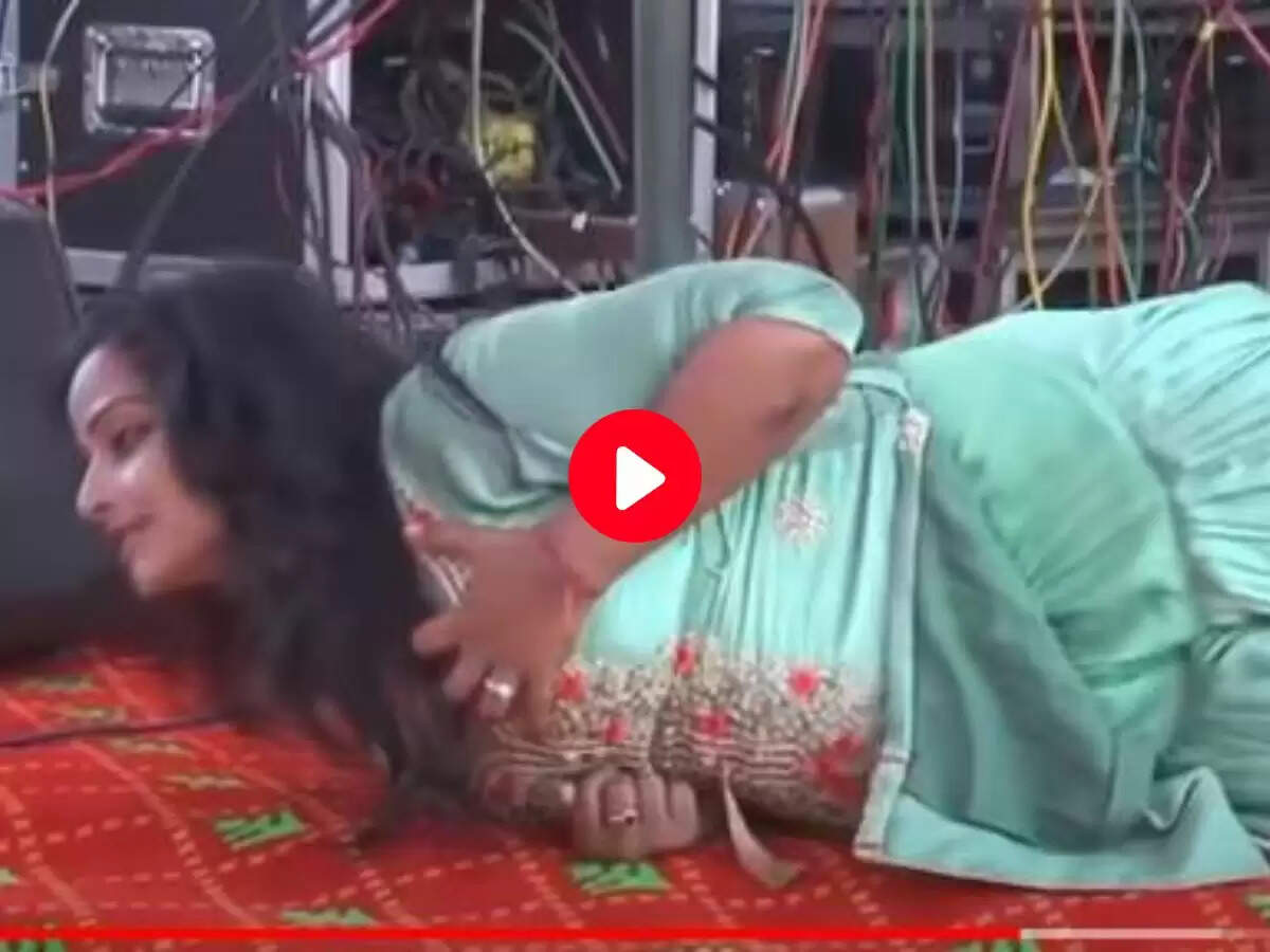 Komal Choudhary ने स्टेज पर उतार फेंकी चुन्नी और करने लगी आ औ औच
