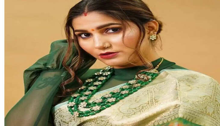 नीले सूट में सपना का डासं देख लोग हुए दिवाने