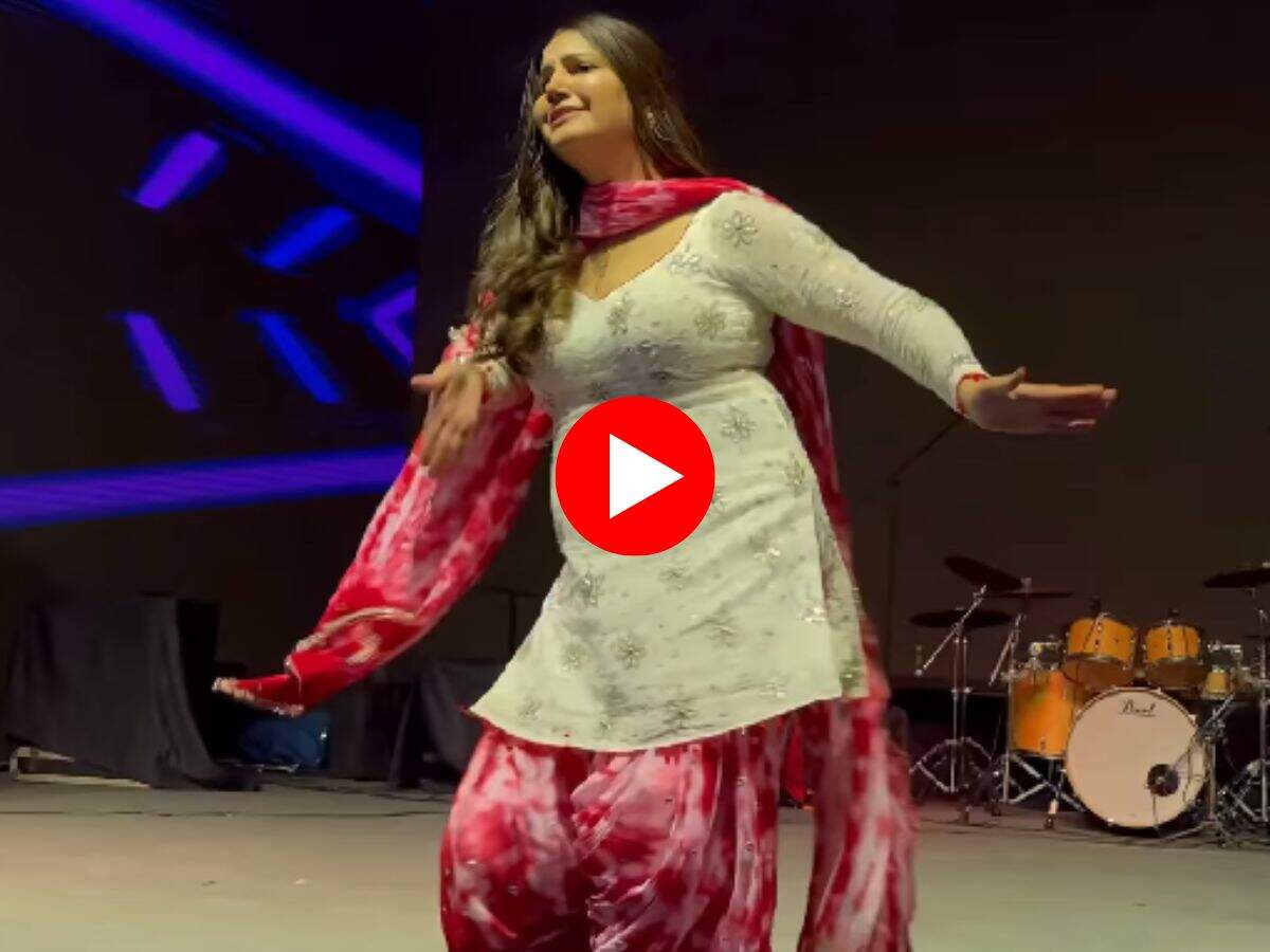 Sapna Choudhary Dance : सलवार सूट में कमर लचकाकर सपना चौधरी ने  बनाया फैंस को दीवाना, फैंस बोले- गजबन पानी ले चाली 