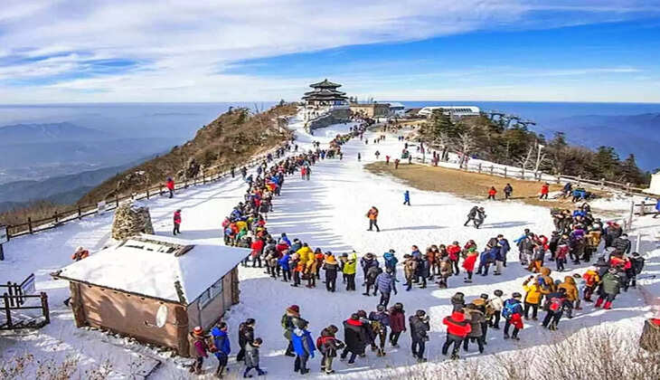 Manali Tourist Place : घूमने वालों की पहली पसंद है भारत का ये गांव, मनाली से है इतना किमी दूर