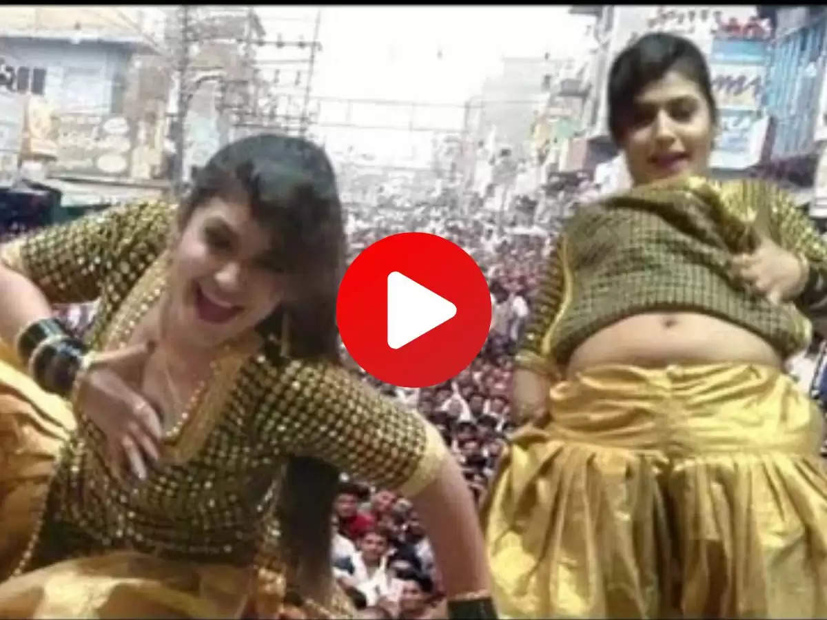 Gori Nagori Videos : गोरी नागोरी ने स्टेज पर उठाया कुर्ता, फिर बूढों ने किया ये काम.....