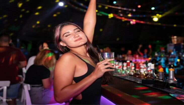 रात 10 बजे बाद Delhi NCR की ये 8 जगहें हो जाती हैं रंगीन, दोस्तों या पार्टनर के साथ करें एन्जॉय