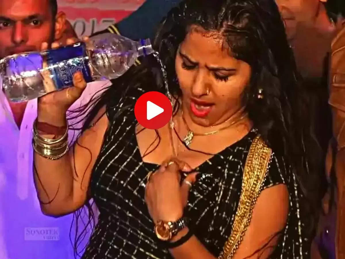 Rachna Tiwari ने कंपकंपाती ठंड में बदन पर डाला पानी, लोगों ने बरसाए नोट