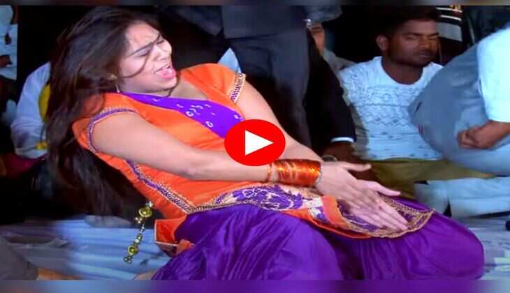 RC Upadhyay Dance : चुन्नी उतार आरसी उपाध्याय ने माहौल कर दिया गर्म, लोग बोले- 440 वाट का झटका