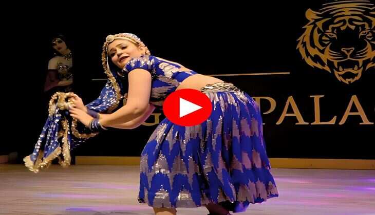 Gori Nagori Dance : लहंगे-चोली में गोरी नागोरी ने स्टेज पर कूद-कूद कर बेधड़क ठुमके, बूढ़ों का फिसला दिल