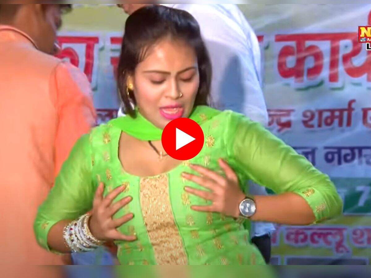 RC Upadhyay Dance : टाइट सूट और खुले बालों में आरसी उपाध्याय ने हिलाया हैव्वी फिगर, खूब बरसे नोट