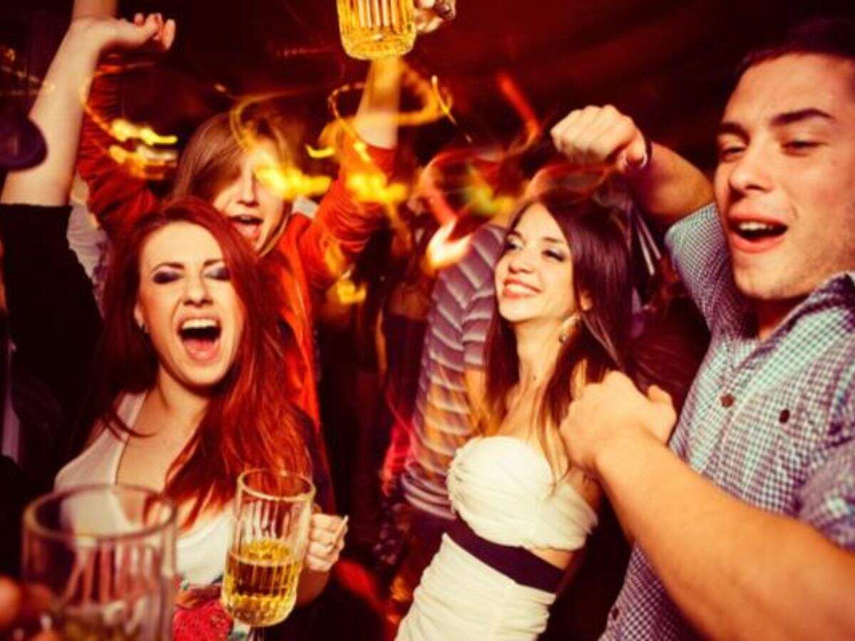 Night Life: नाइटआउट के है शौकीन तो जरूर चेक करें ये जगहें, रात भर चलती है पार्टी