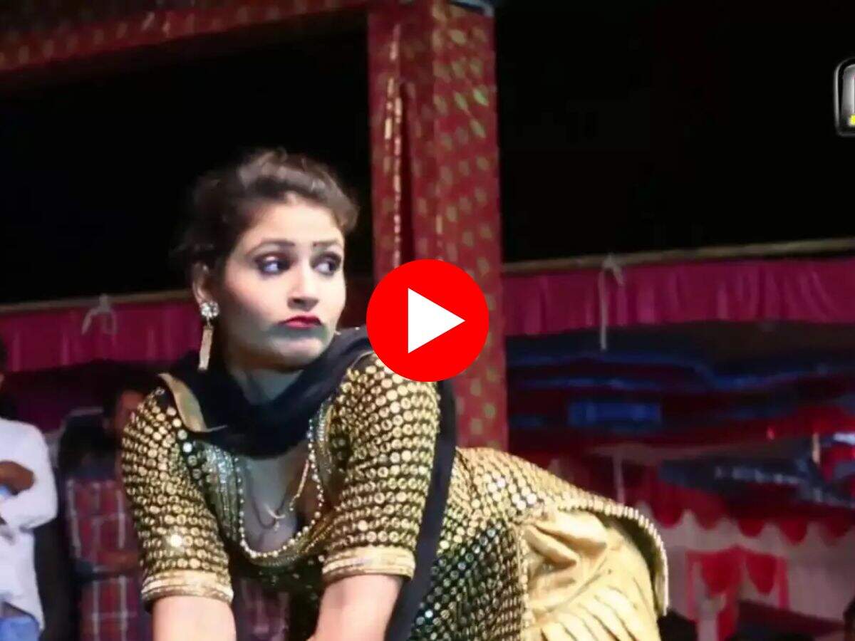 Gori Nagori Dance : गोरी नागोरी ने स्टेज पर कुर्ती उठाकर मटकाई पतली कमर, देख फैंस हुए बेकाबू