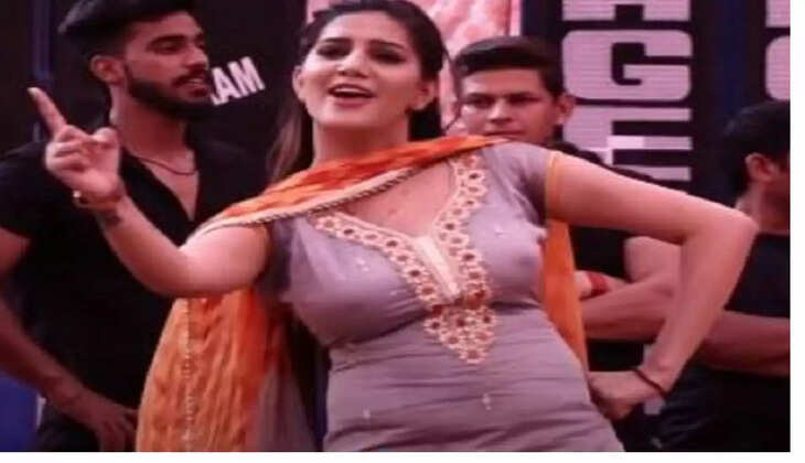 सपना चौधरी ने स्टेज पर लगाए सेक्सी ठुमके, लोग हुए पागल