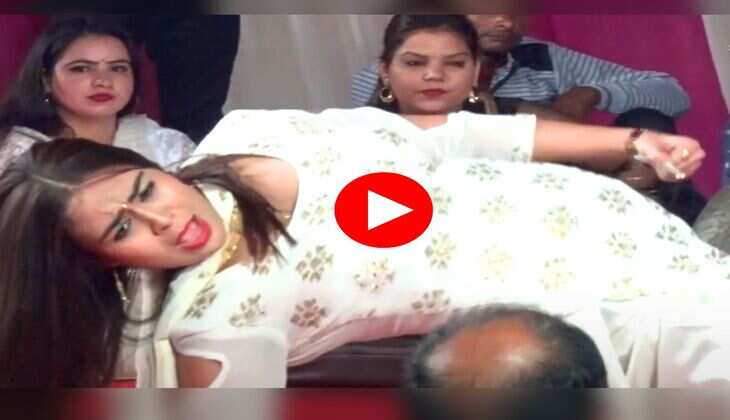 RC Upadhyay Dance : कभी बैठकर तो कभी लेटकर उपाध्याय ने किए प्यार भरे इशारे, बढ़ा दी लोगों के दिलों की धड़कन