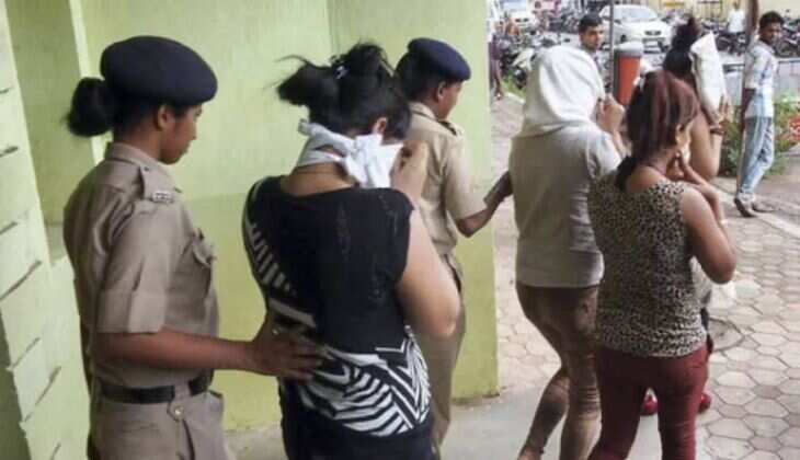 ग्राहक बनकर पुलिस ने Hotel में डाली रेड, 10 महिलाओं और 6 युवकों को किया अरेस्ट