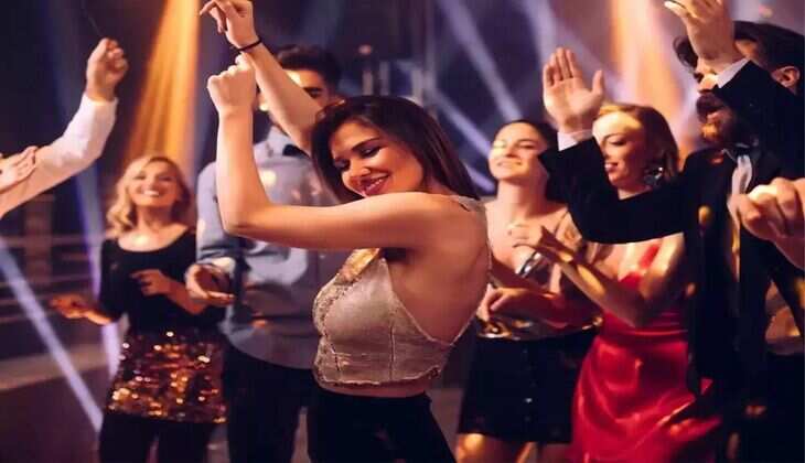 Delhi में नाइट लाइफ का मजा लेना है तो ये 3 जगहें विदेशों से नहीं है कम, रात भर माहौल रहता है रंगीन